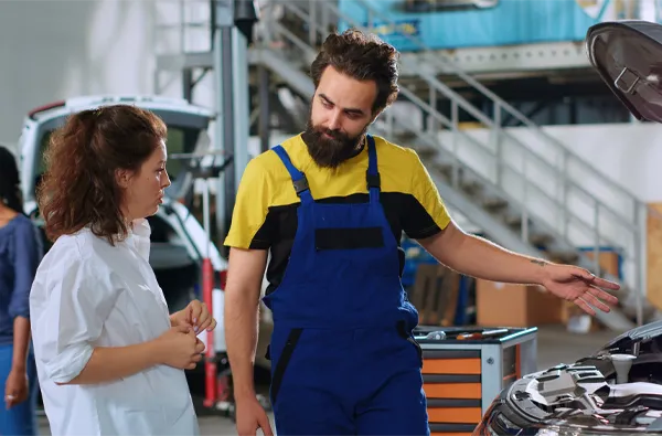Mecánico ofreciendo soluciones al problema de su cliente