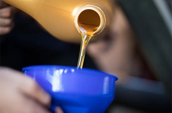 Mecánico reparando un motor de compresión