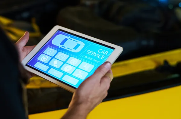 Mecánico usando escáner de diagnóstico automotriz